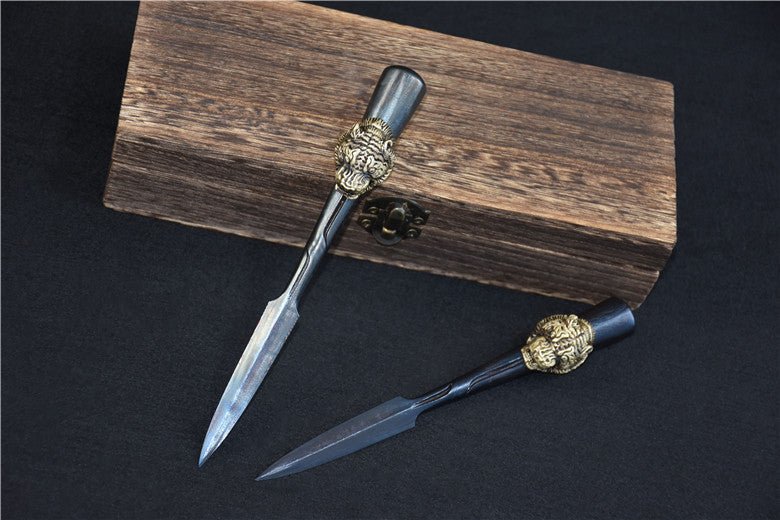 01589 Tiger Head Tea Knife